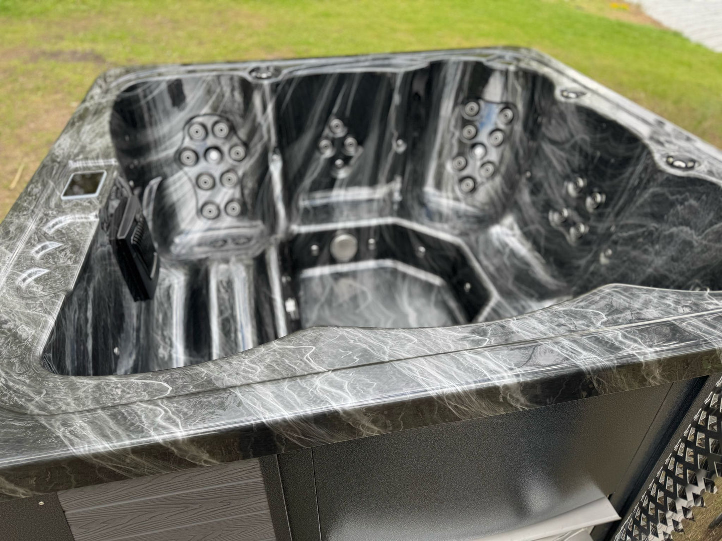 Quadro Hot Tub 220 cm inkl. internem Holzofen aus Acryl